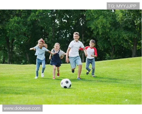 星期六上午与小伙伴们一起踢足球的快乐时光与日记记录